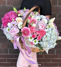 Композиция солнечный день в Белый Городок Цветочная композиция из Розы, Хризантемы, Пионы и Лизиантусы в корзине в Белый Городок