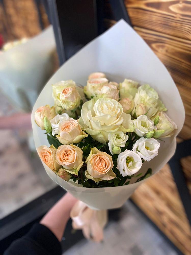 Букет цветов из: Розы и Лизиантусы в Белый Городок